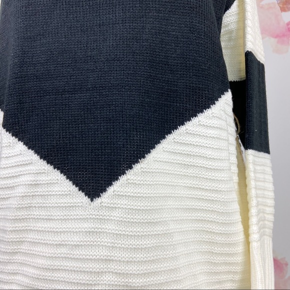 🌿VIOLET BLACK/WHITE sweater 🌿 - Picture 3 of 3